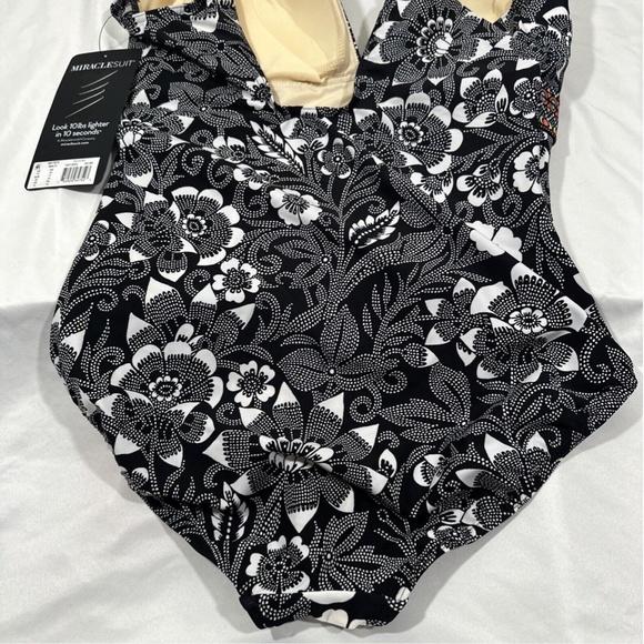 NWT Miraclesuit‎ [ 16 US ] Delta Dawn Sojourn One Piece Swimsuit Black White - Picture 11 of 13